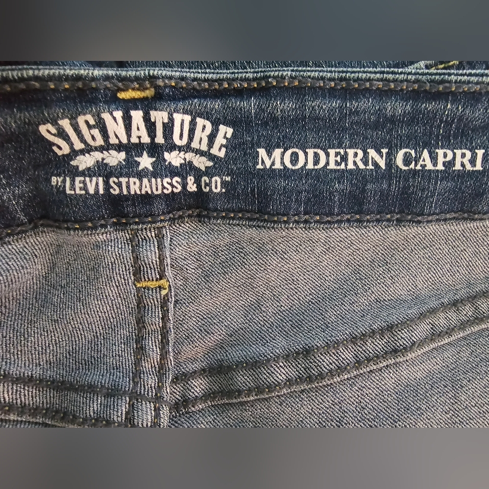 Levi's Classic Blue Women's Modern Capri Jeans Sz 16 - Picture 7 of 9